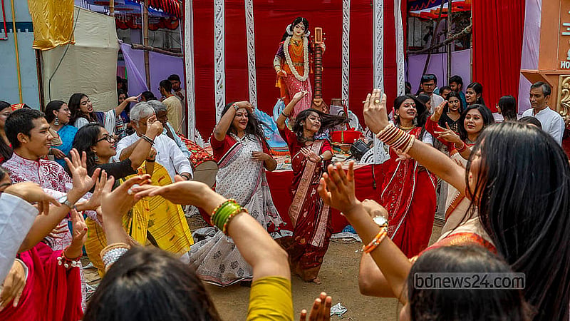সরস্বতী পূজায় সোমবার ঢাকা বিশ্ববিদ্যালয়ের জগন্নাথ হলের মাঠে নৃত্যকলা বিভাগের শিক্ষার্থীরা তাদের মণ্ডপের সামনে নৃত্য পরিবেশন করেন