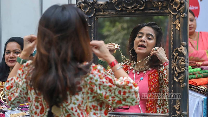 ঢাকার গুলশানে বিচারপতি শাহাবুদ্দিন পার্কে ‘ফান ফেয়ারের’ স্টলে গহনা দেখছেন এক দর্শনার্থী
