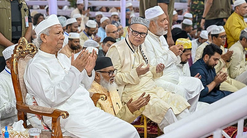 জাতীয় ঈদগাহে সোমবার ঈদুল ফিতরের প্রধান জামাত শেষে মোনাজাতে অংশ নেন অন্তর্বতী সরকারের প্রধান উপদেষ্টা মুহাম্মদ ইউনূস