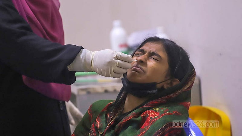 কিট দিয়ে মহাখালীর ডিএনসিসি ডেডিকেটেড কোভিড-১৯ হাসপাতালে রোগীদের কোভিড পরীক্ষা করা হচ্ছে