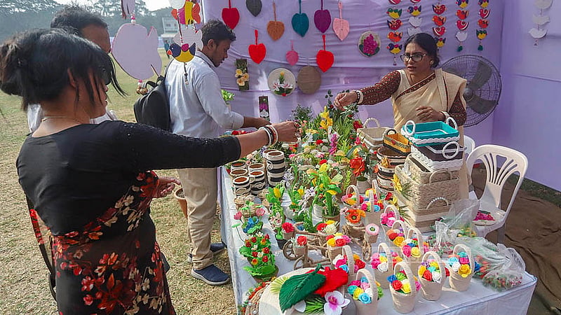 ঢাকা বিশ্ববিদ্যালয়ের কেন্দ্রীয় খেলার মাঠে ‘তারুণ্যের উৎসবে’ বিভিন্ন স্টল ঘুরে পছন্দের পণ্য কিনছেন দর্শনার্থীরা