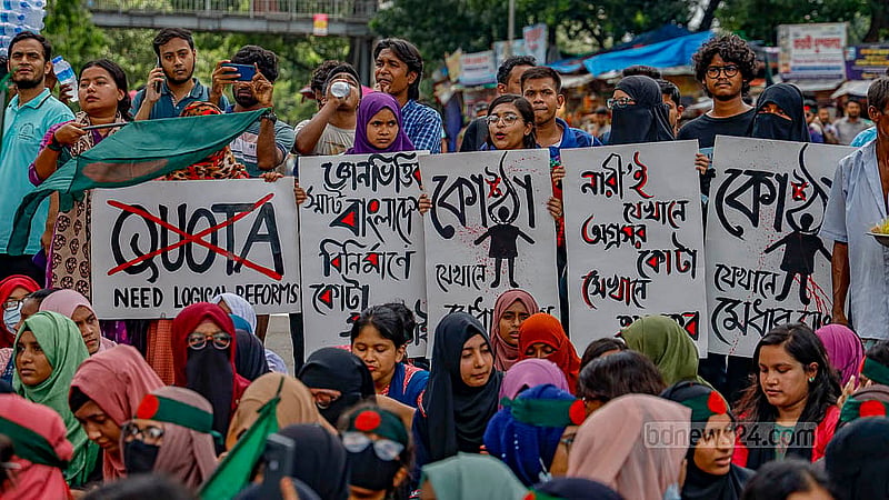 সরকারি চাকরিতে কোটা ব্যবস্থার সংস্কারের দাবিতে বুধবার জাতীয় পতাকা ও প্ল্যাকার্ড হাতে শাহবাগ মোড়ে অবস্থান করে স্লোগান দেন আন্দোলনকারীরা