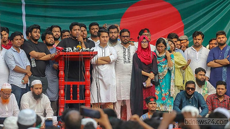 আওয়ামী লীগ নিষিদ্ধের দাবিতে শুক্রবার প্রধান উপদেষ্টার বাসভবন যমুনার কাছে মিন্টো রোডের প্রবেশ মুখে সমাবেশে জাতীয় নাগরিক পার্টির (এনসিপি) দক্ষিণাঞ্চলের মুখ্য সংগঠক হাসনাত আব্দুল্লাহ