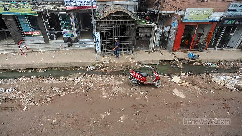 দোলাইপাড় থেকে যাত্রাবাড়ী পর্যন্ত সড়কটি বেহাল পড়ে আছে অনেক দিন ধরে। অনেক জায়গায় সুয়ারেজ লাইনও ভাঙা