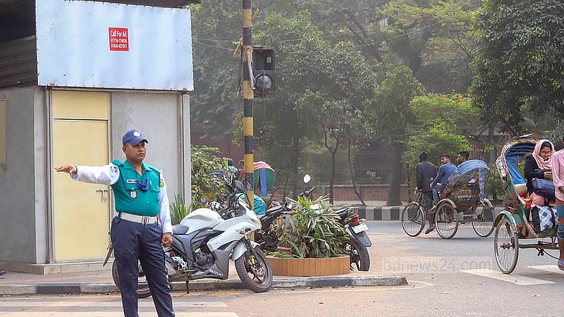 ঢাকার শিক্ষা ভবন মোড়ের ট্রাফিক সিগন্যাল বাতি অকেজো পড়ে আছে। সেখানে ট্রাফিক পুলিশের হাতের ইশারায় চলছে যানবাহন
