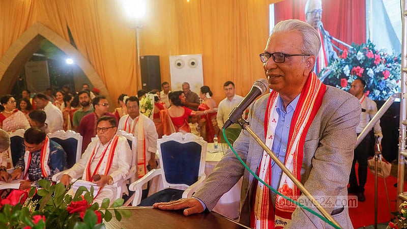 বাঙালি হিন্দুদের অন্যতম ধর্মীয় উৎসব শারদীয় দুর্গাপূজার ষষ্ঠীতে বনানী মণ্ডপে বক্তব্য রাখছেন অতিথিরা