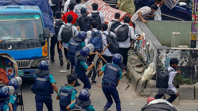 সিটি কলেজের শিক্ষার্থীরা সংঘর্ষের সময় ঢাকা কলেজের দিকে অগ্রসর হতে গেলে পুলিশ তাদের ছত্রভঙ্গ করে দেয়