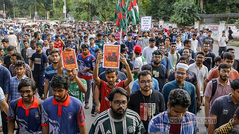 আগের দিনের কর্মসূচিতে পুলিশের লাঠিপেটার প্রতিবাদে বৃহস্পতিবার ডিএমপি সদর দপ্তর অভিমুখে মিছিল বের করেন বাংলাদেশ প্রকৌশল বিশ্ববিদ্যালয় (বুয়েট) শিক্ষার্থীরা।