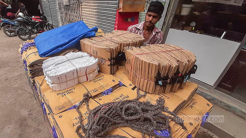 কারখানা থেকে তৈরি কাগজের শপিং ব্যাগ নিয়ে আসা হয়েছে রাজধানীর নয়াবাজার সৈয়দ আওলাদ হোসেন লেইনের পাইকারি মার্কেটে