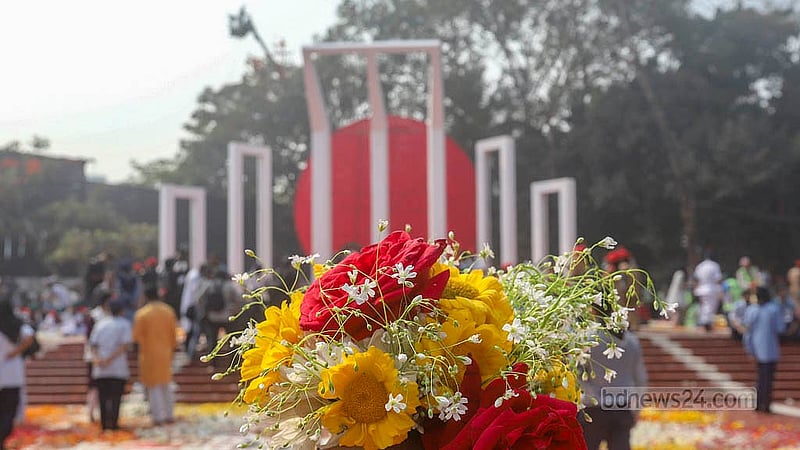 আন্তর্জাতিক মাতৃভাষা দিবসে শ্রদ্ধার ফুলে ঢেকে যায় কেন্দ্রীয় শহীদ মিনার