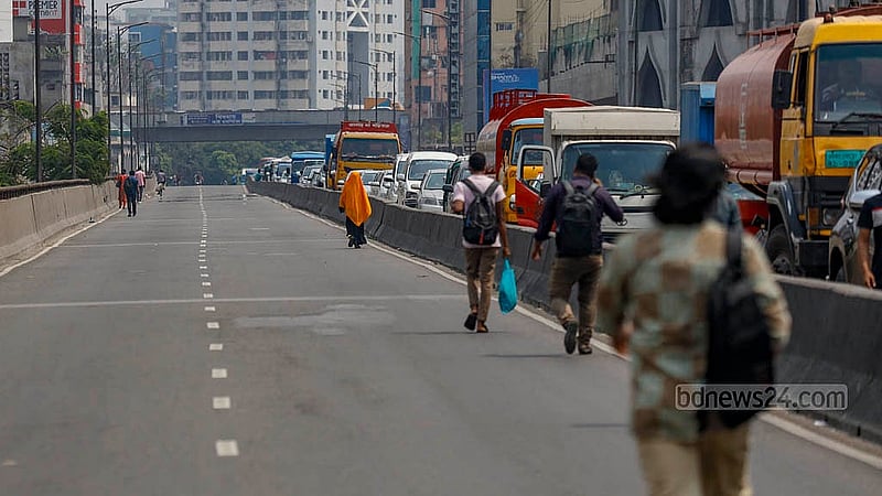 সাত রাস্তার মোড়ের পাশাপাশি মৌচাক-মগবাজার ফ্লাইওভারের ওপরেও অবস্থান নেন শিক্ষার্থীরা। তীব্র যানজটে গাড়ি আটকে থাকায় হেঁটেই গন্তব্যে রওনা দিয়েছেন অনেকে