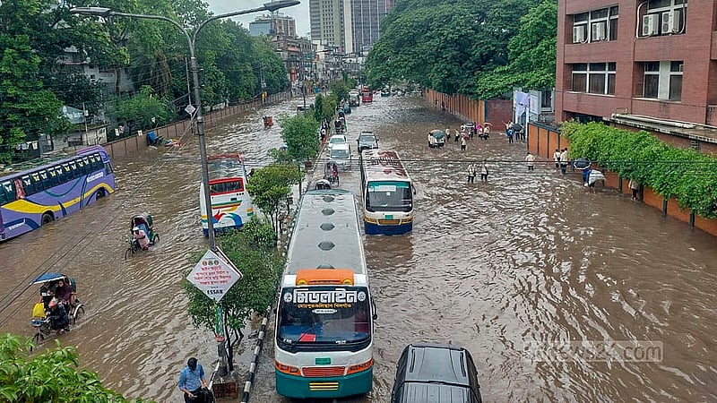 ঢাকার আরামবাগে নটরডেম কলেজের সামনের সড়কে মঙ্গলবার সকালের জলাবদ্ধতার চিত্র।