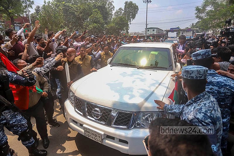 লন্ডনে চার মাস চিকিৎসা শেষে মঙ্গলবার দেশে ফিরেছেন বিএনপি চেয়ারপারসন খালেদা জিয়া। ঢাকার হযরত শাহজালাল আন্তর্জাতিক বিমানবন্দরে নামার পর ৮ নম্বর গেইট দিয়ে বের হয় তার গাড়িবহর