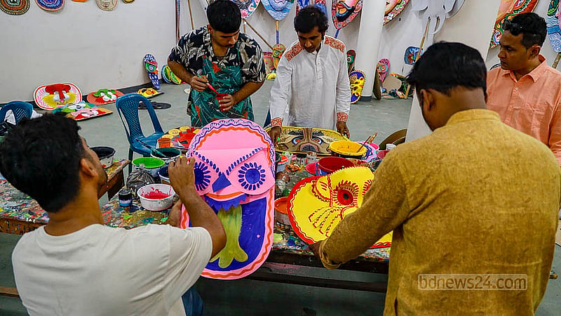 পহেলা বৈশাখে মঙ্গল শোভাযাত্রার জন্য রঙিন মুখোশ যারা তৈরি করছেন, তার প্রায় সবাই ঢাকা বিশ্ববিদ্যালয়ের চারুকলা অনুষদের সাবেক শিক্ষার্থী, ঈদের ছুটি শেষে এখনো যোগ দেননি বর্তমান শিক্ষার্থীরা।