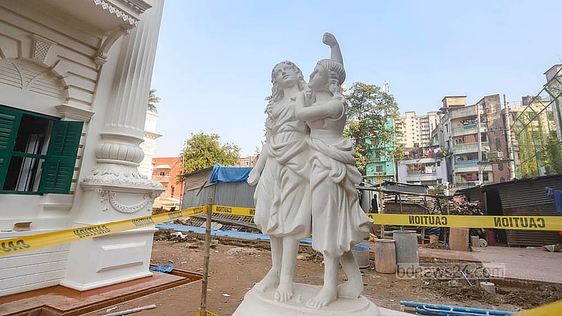 রোজ গার্ডেনের ভেতরের বসানো হয়েছে বিভিন্ন ভাস্কর্য