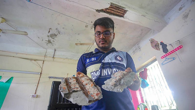 ঢাকা মেডিকেল কলেজের ডা. ফজলে রাব্বি ছাত্রাবাসের মূল ভবনের ৩২৫ নম্বর কক্ষে ছাদ থেকে খসে পড়া পলেস্তারা হাতে এক শিক্ষার্থী