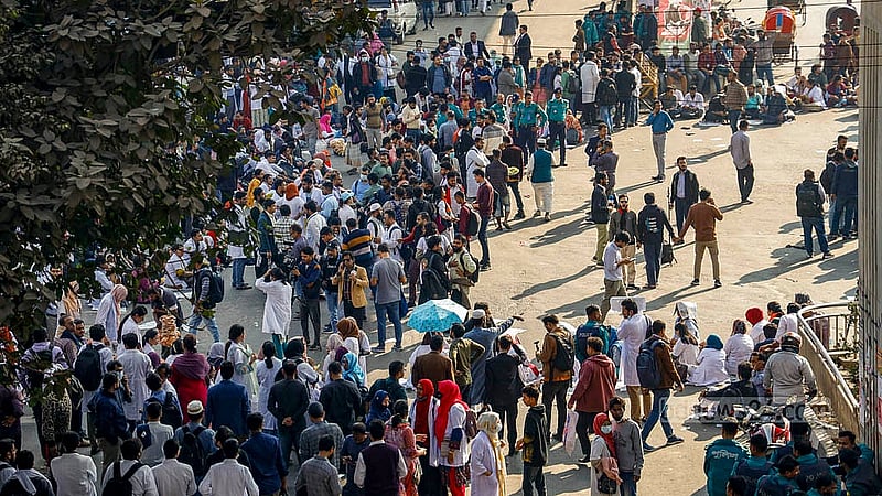মাসিক ভাতা ২৫ হাজার টাকা থেকে বাড়িয়ে দ্বিগুণ করার দাবিতে রোববার দুপুরে শাহবাগ মোড়  অবরোধ করেন পোস্ট গ্র্যাজুয়েট ট্রেইনি চিকিৎসকরা