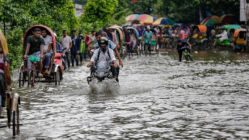 রাতভর বৃষ্টিতে ঢাকার নিউ মার্কেট এলাকায় সৃষ্টি হয় জলাবদ্ধতা; বৃহস্পতিবার সকালে অফিসের পথে বের হয়ে ভোগান্তিতে পড়ে মানুষ