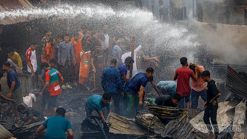 ঢাকার মহাখালীর সাততলা বস্তিতে আগুন নিয়ন্ত্রণে আসার পর ভেতরে আরও কোথায় আগুন জ্বলছে কিনা, টিন সরিয়ে সেটিই দেখছিলেন সেখানকার বাসিন্দারা