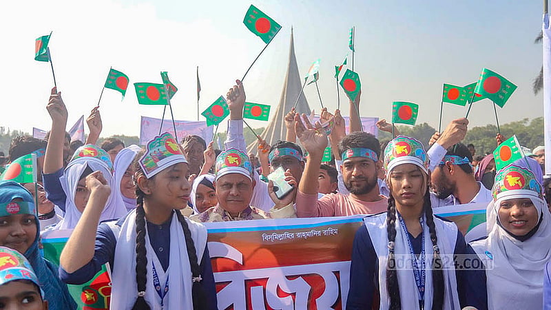 বিজয় দিবসে সোমবার সকালে সাভারের জাতীয় স্মৃতিসৌধে শ্রদ্ধা জানাতে আসে শিক্ষার্থীরাও