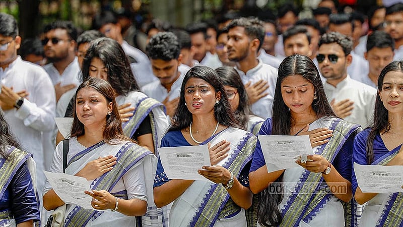 ডাকসু ও হল সংসদ নির্বাচন সামনে রেখে রোববার ঢাকা বিশ্ববিদ্যালয় ক্যাম্পাসের বটতলায় জাতীয়তাবাদী ছাত্রদল সমর্থিত আবিদ-হামিম-মায়েদ পরিষদের শপথবাক্য পাঠের অনুষ্ঠান হয়