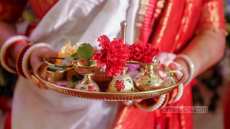 ষষ্ঠী পূজার মধ্য দিয়ে রোববার শুরু হয় দুর্গাপূজার মূল আনুষ্ঠানিকতা। এদিন বনানীর মণ্ডপে নানা আয়োজন ছিল গুলশান-বনানী সার্বজনীন পূজা ফাউন্ডেশনের