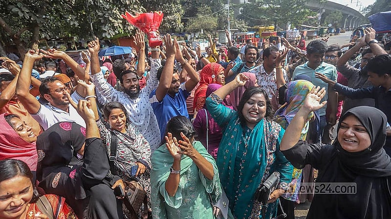 হাই কোর্টের দেওয়া রায় আপিল বিভাগ স্থগিত করায় উচ্ছ্বসিত সরকারি প্রাথমিক বিদ্যালয়ে সহকারী শিক্ষক পদে নিয়োগ বাতিল হওয়া প্রার্থীরা