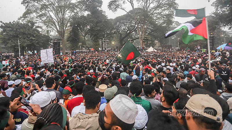 ‘মার্চ ফর ইউনিটি’ কর্মসূচিতে যোগ দিতে মঙ্গলবার কেন্দ্রীয় শহীদ মিনারে ব্যানার, পতাকা, ফেস্টুন নিয়ে হাজির হন ছাত্র-জনতা