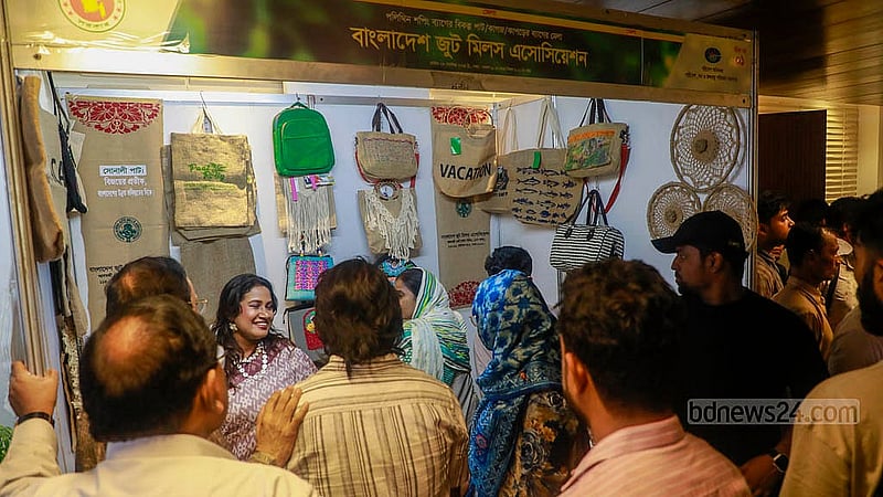 পলিথিনের বিকল্প ব্যাগ ব্যবহারে সচেতনতা বাড়াতে সরকারি-বেসরকারি উদ্যোক্তাদের অংশগ্রহণে ঢাকার আগারগাঁওয়ে পরিবেশ অধিদপ্তরে অনুষ্ঠিত হলো পরিবেশবান্ধব পাট, কাগজ ও কাপড়ের ব্যাগের মেলা অনুষ্ঠিত হয়