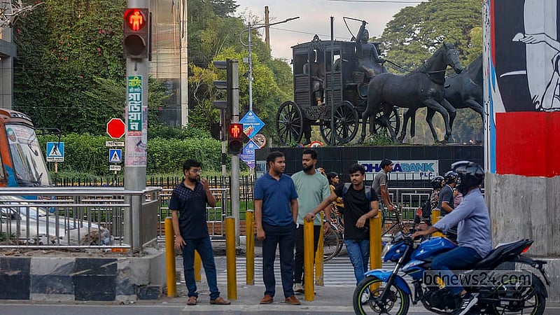 ট্রাফিক সিগন্যালে পথচারী পারাপারের জন্য রয়েছে নিদিষ্ট স্থান; আছে লাল-সবুজ বাতিও। আর তা মেনে চলাচল করছে যানবাহন ও পথচারীরা