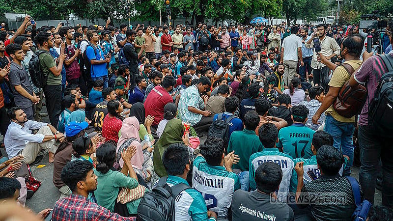 জগন্নাথ বিশ্ববিদ্যালয়ের শিক্ষার্থীরা বৃহস্পতিবারও টানা অবস্থানে রয়েছেন কাকরাইলের মসজিদ মোড়ের সড়কে। মাঝে মধ্যেই ছোট ছোট দলে ভাগ হয়ে দাবি আদায়ের স্লোগানে সোচ্চার তারা