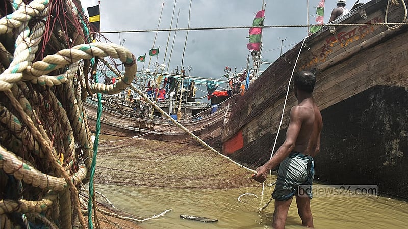 সাগরের পরিস্থিতি এখন স্বাভাবিক। জাল ও মাছ ধরার সব সরঞ্জাম ঠিক করে সাগরে নামার প্রস্তুতি নিচ্ছেন জেলেরা