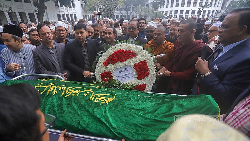 সুপ্রিম কোর্ট প্রাঙ্গণে শনিবার অন্তর্বর্তী সরকারের উপদেষ্টা ও বিশিষ্ট আইনজীবী হাসান আরিফের দ্বিতীয় জানাজা শেষে তার মৃতদেহে ফুলেল শ্রদ্ধা জানান বিভিন্ন সংগঠন