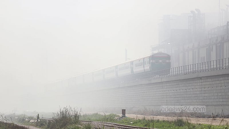 ঢাকার শ্যামপুর এলাকায় কলকারখানার ধোঁয়ায় ঢেকে গেছে চারপাশ। এর মধ্যে দিয়ে চলছে ট্রেন