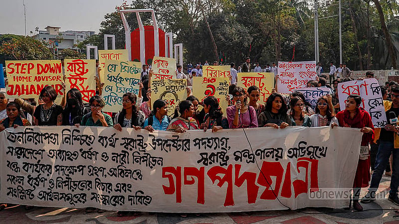 রাজধানীর কেন্দ্রীয় শহীদ মিনারে ‘ধর্ষণ ও নিপীড়নের বিরুদ্ধে বাংলাদেশ’ ব্যানারে সোমবার দুপুরে পদযাত্রার আগে সংক্ষিপ্ত সমাবেশ করেন আন্দোলনকারীরা