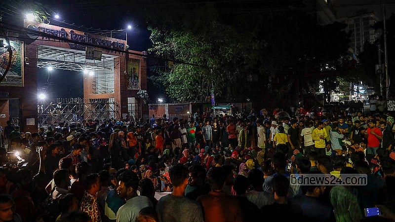 সরকারি তিতুমীর কলেজকে বিশ্ববিদ্যালয় করার দাবিতে সোমবার পাঁচ ঘণ্টা সড়ক ও রেলপথ আটকে বিক্ষোভের পর সন্ধ্যায় ফের কলেজের সামনে সড়ক অবরোধ করেন শিক্ষার্থীরা