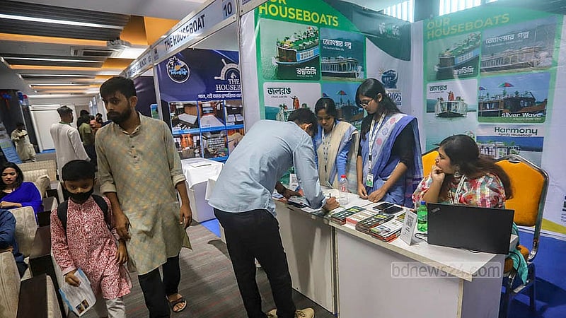 রাজধানীর আগারগাঁওয়ে পর্যটন ভবনে শুক্রবার হাউজবোট মেলায় পরিবার নিয়ে আসেন অনেকে