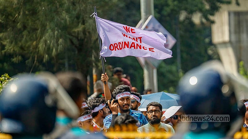 প্রস্তাবিত ঢাকা সেন্ট্রাল ইউনিভার্সিটির চূড়ান্ত অধ্যাদেশ জারিসহ চার দাবিতে সোমবার শিক্ষা ভবনের দিকে এগোতে চাইলে পুলিশি বাধার মুখে পড়েন সাত সরকারি কলেজের শিক্ষার্থীরা