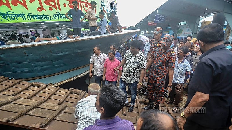 ঈদযাত্রা নির্বিঘ্ন করতে ঢাকার সদরঘাট লঞ্চ টার্মিনালে বৃহস্পতিবার নজরদারি ছিল আইনশৃঙ্খলা বাহিনীর