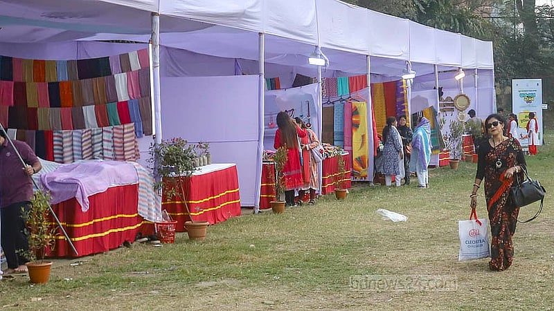 ‘তারুণ্যের উৎসব’ ঘিরে ঢাকা বিশ্ববিদ্যালয়ের খেলার মাঠে বসেছে বিভিন্ন পণ্যের স্টল