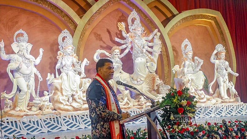 বাঙালি হিন্দুদের অন্যতম ধর্মীয় উৎসব শারদীয় দুর্গাপূজার ষষ্ঠীতে বনানী মণ্ডপে বক্তব্য রাখছেন অতিথিরা