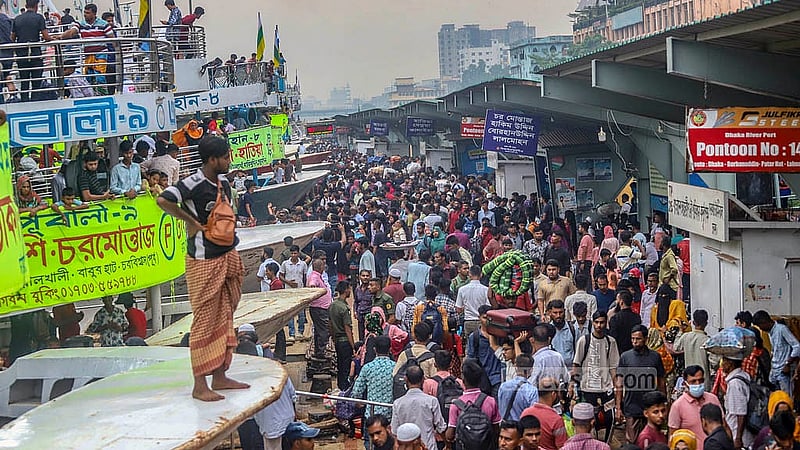 ঈদুল আজহা উদযাপনে বাড়ি ফিরতে বৃহস্পতিবার রাজধানীর সদরঘাট লঞ্চ টার্মিনালে মানুষের উপচে পড়া ভিড়