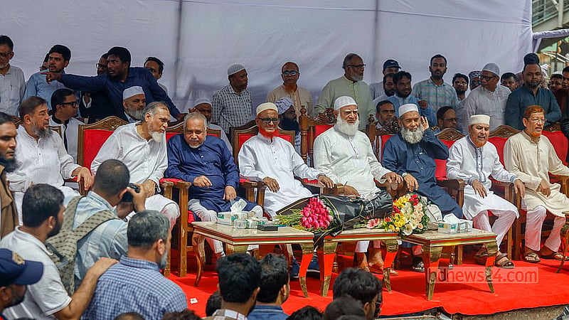 যুদ্ধাপরাধ মামলায় মৃত্যুদণ্ড থেকে খালাস পাওয়ার পরদিন মুক্তি পেয়ে রাজধানীর শাহবাগে সংবর্ধনা অনুষ্ঠানের মঞ্চে জামায়াতে ইসলামীর নেতাদের সঙ্গে এ টি এম আজহারুল ইসলাম
