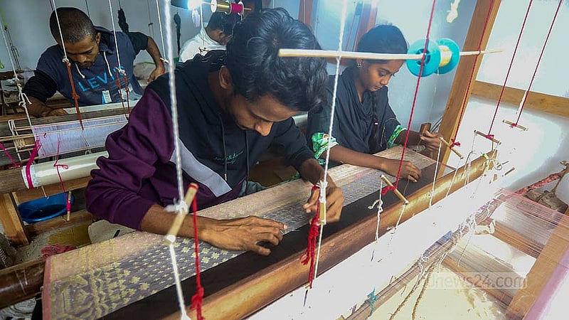 ঈদের শাড়ির অর্ডার আসতে শুরু করায় ব্যস্ততা বাড়তে শুরু করেছে নারায়ণগঞ্জের রূপগঞ্জের জামদানিপল্লিতে