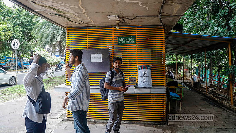 রাজধানীর হাতিরঝিলের এফডিসি ঘাটে ওয়াটার ট্যাক্সির টিকেট কাউন্টার বন্ধ। ফলে টিকেট কাটতে এসে ফিরে যাচ্ছেন অনেকে