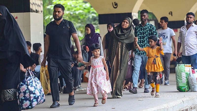 কোরবানির ঈদের ছুটি শেষ না হলেও অনেকেই আগেভাগে ফিরছেন রাজধানীতে
