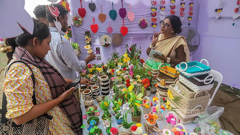 ঢাকা বিশ্ববিদ্যালয়ের কেন্দ্রীয় খেলার মাঠে ‘তারুণ্যের উৎসবে’ বিভিন্ন স্টল ঘুরে পছন্দের পণ্য কিনছেন দর্শনার্থীরা