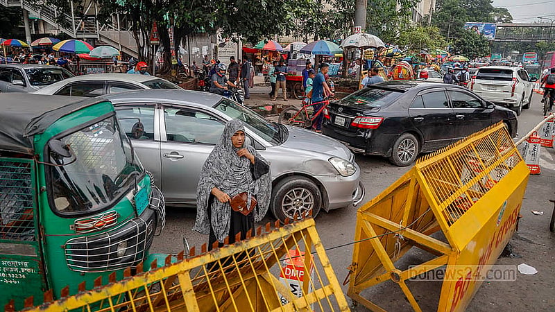 রাজধানী ঢাকার বেশ কয়েকটি সড়কে ডাইভারশনের পর এবার শাহবাগের বারডেম হাসপাতালের সামনের সড়কটিতে ডাইভারশন করা হয়েছে। ইন্টারকন্টিনেন্টাল হোটেল থেকে শাহবাগ দিয়ে ঢাকা বিশ্ববিদ্যালয় ও কাঁটাবনের দিকে যাওয়া যানবাহনকে এখন ঢাকা ক্লাব ঘুরে যেতে হবে