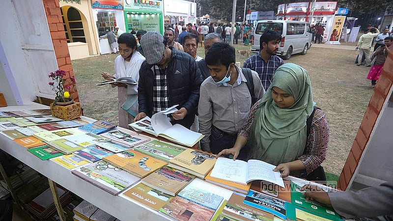 বাংলা একাডেমি প্রাঙ্গণে একুশে বইমেলার বিভিন্ন স্টল ঘুরে দেখছেন ক্রেতা-দর্শনার্থীরা