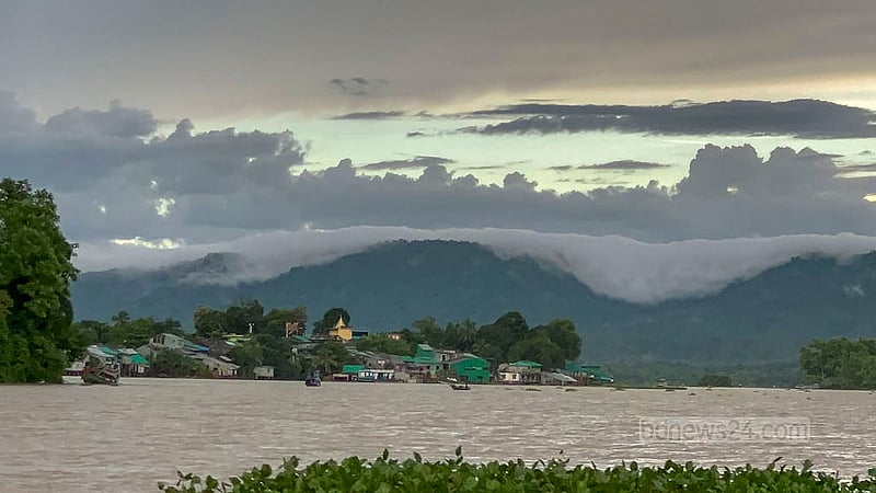 কাপ্তাই হ্রদের তীরে শুভলং বাজার